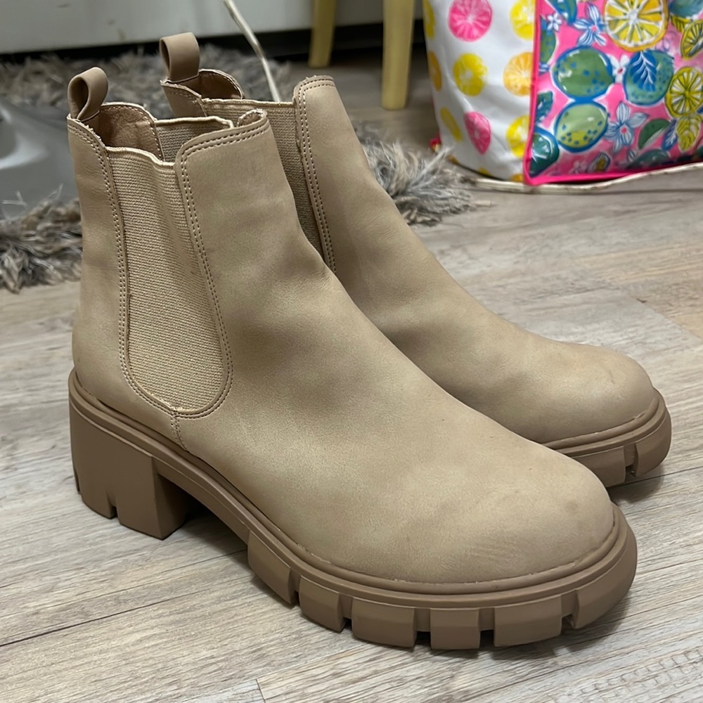 Madden Girl Tessa Lug Sole Chelsea Boot